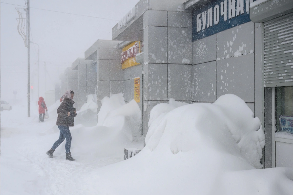 Снегопад на одной из улиц Южно-Сахалинска, 23 января 2025 года