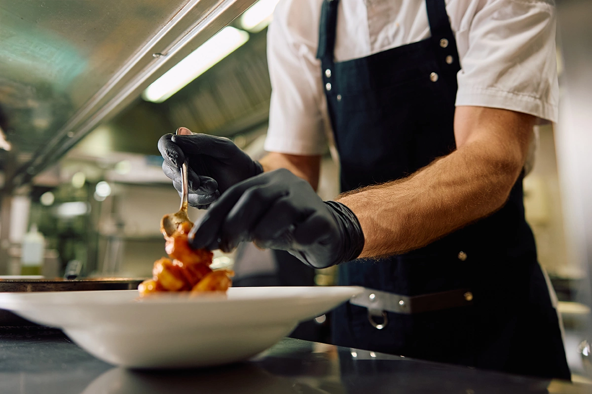 В 2025 году в России стали вдвое чаще предлагать подработку в общепите