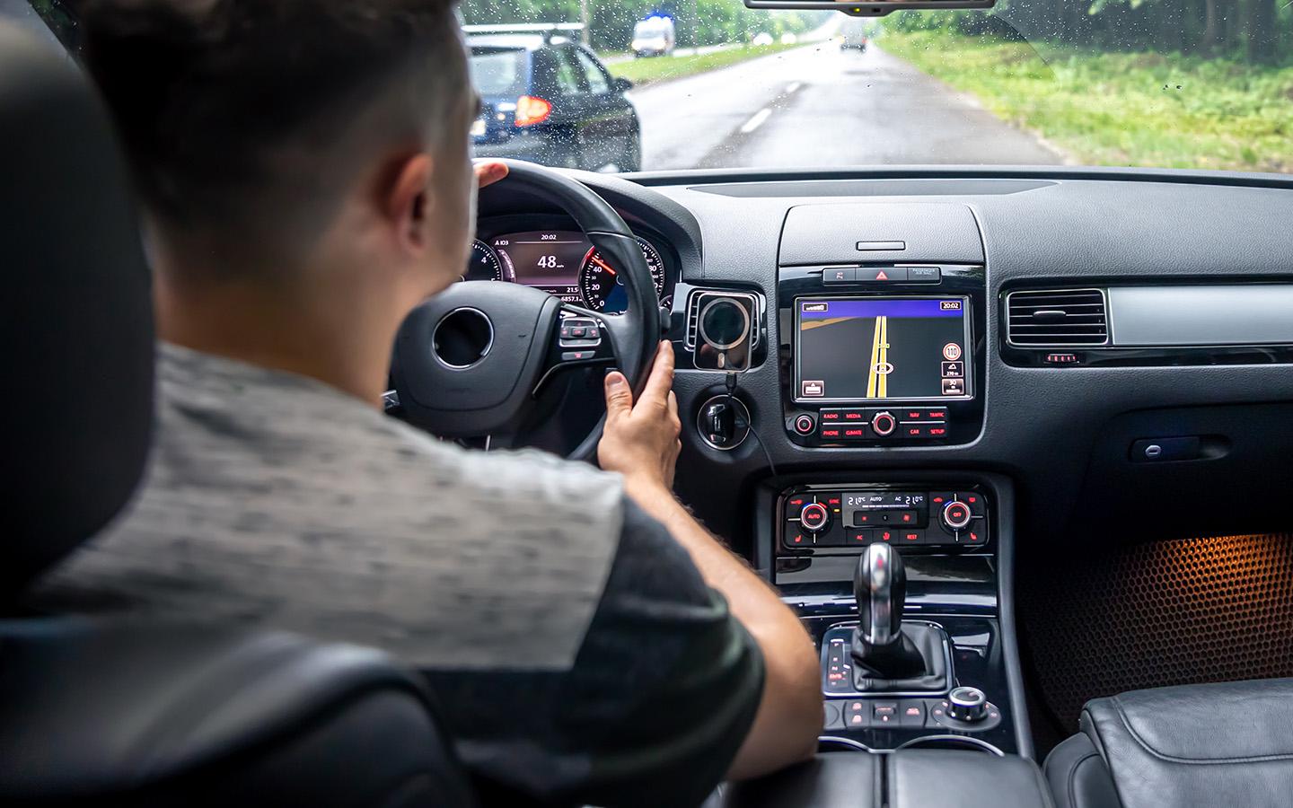 Что делать, если машину уводит в сторону при торможении?