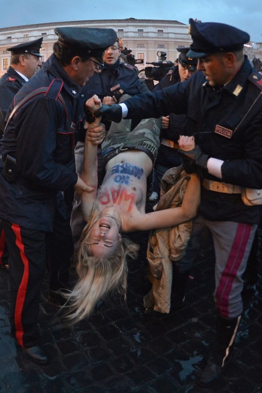 Активистки FEMEN разделись в Ватикане