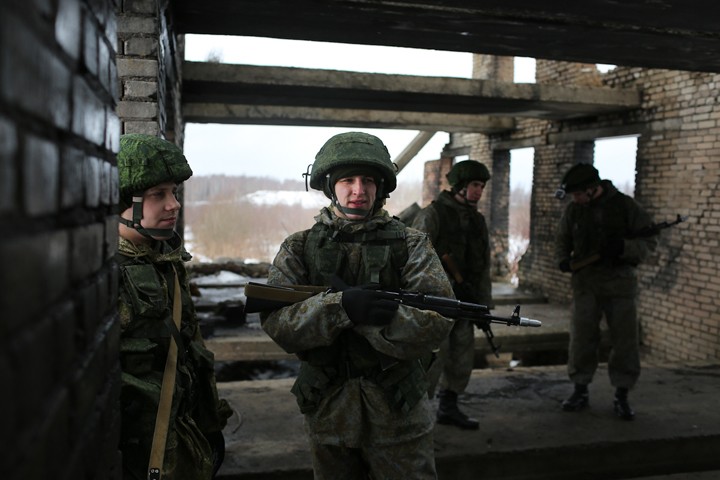 Российские солдаты получат экипировку "Ратник" летом 2014г.
