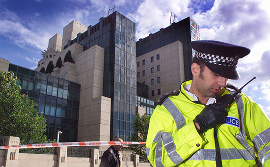 Полицейский возле штаб-квартиры&nbsp;MI6


