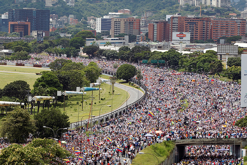 Марш оппозиции в&nbsp;венесуэльском городе Каракас. 26 октября 2016 года


