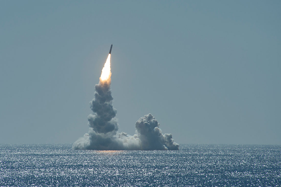 Ракетная стрельба баллистической ракетой Trident II (D5LE) в Тихом океане.