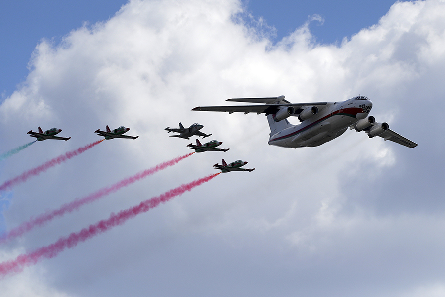 Самолет Ил-76 и истребители в ходе воздушной части военного парада в Минске
