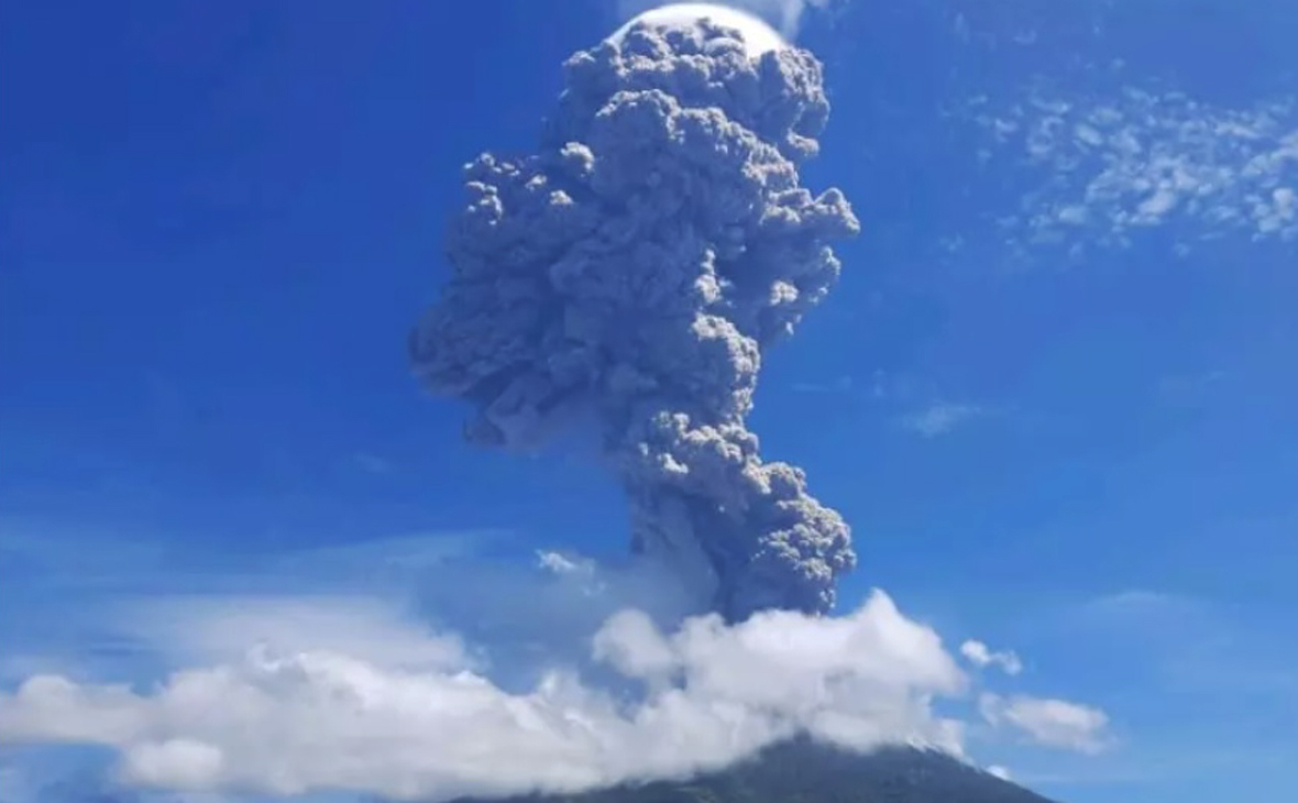В Индонезии произошло крупное извержение вулкана :: Общество :: РБК