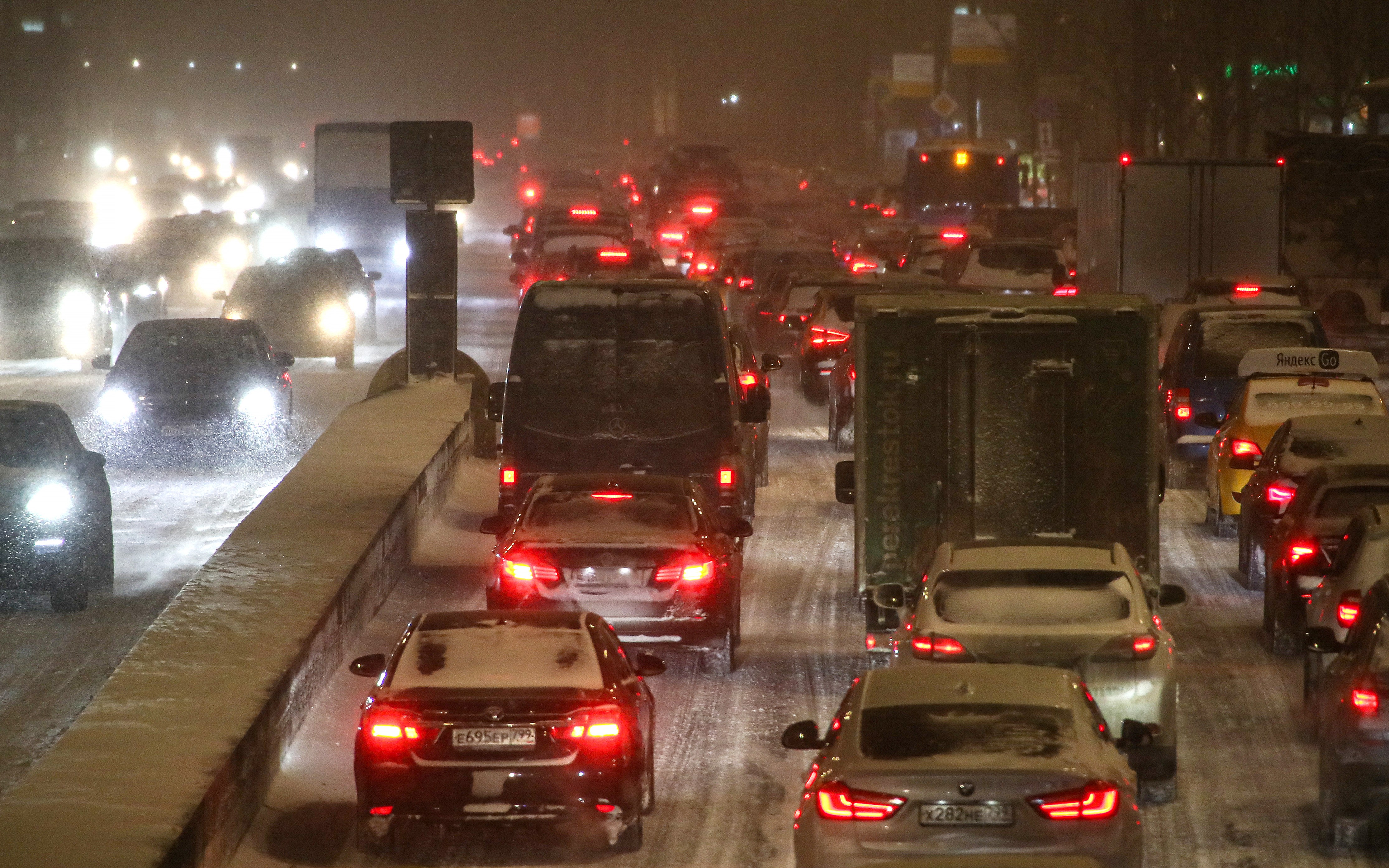Москве есть пробка. Снегопад на МКАДЕ. Снегопад пробки. Пробка машин. Пробки в Москве.