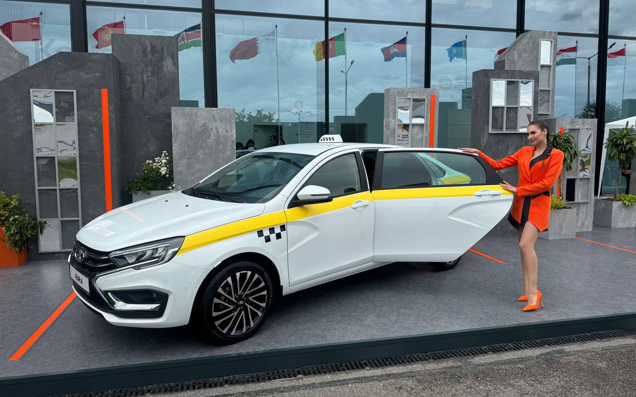 Lada Aura для такси, представленная на Петербургском экономическом форуме в июне 2025 года
