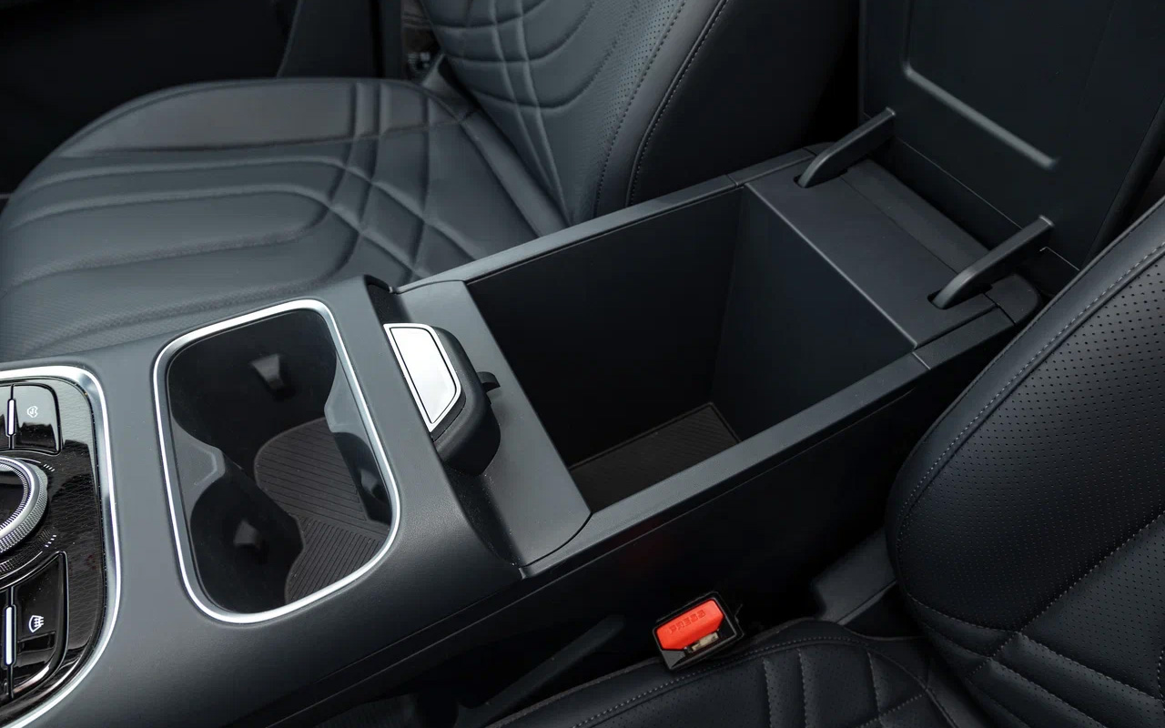 Центральный бокс в Geely EX5 EM-i не поражает объемом, но в целом неплох