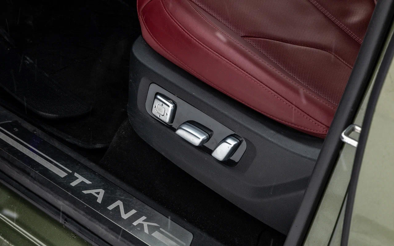 Сиденье водителя снабжено&nbsp;электрорегулировкой поясничной поддержки, подголовники регулируются в четырех направлениях. Массаж в наличии