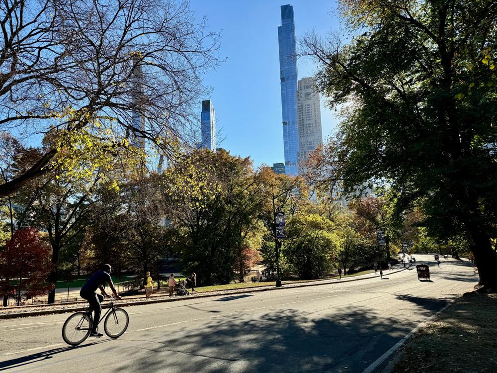 Вид на небоскреб 220 Central Park South в Нью-Йорке