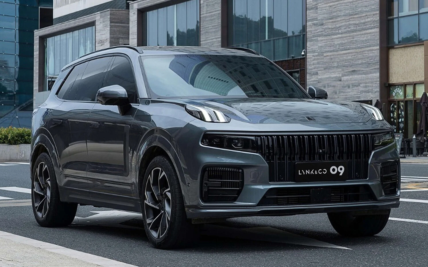 Lynk&Co 09:
Мотор: 2 л, гибрид (555 л.с.)
Привод: полный
Цена: поставляется на заказ
