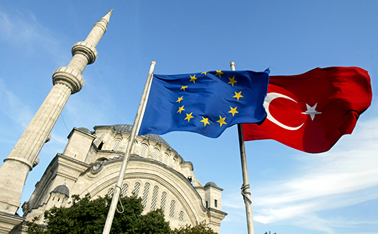 Флаги ЕС (слева) и&nbsp;Турции


