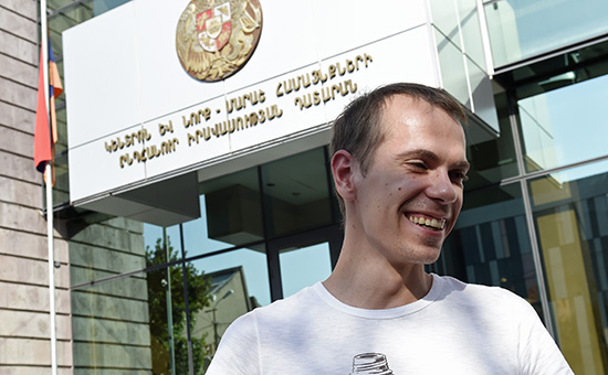 Гражданин РФ Сергей Миронов, задержанный в&nbsp;Армении по&nbsp;запросу&nbsp;США, у здания суда в&nbsp;Ереване


