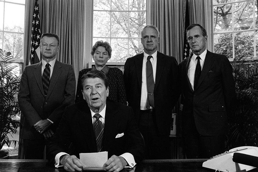 Президент США Рональд Рейган (на переднем плане) на&nbsp;встрече с&nbsp;руководством Министерства обороны США (Збигнев Бжезинский слева). ​15 апреля 1985 года
