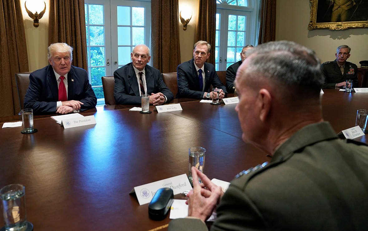 Дональд Трамп (слева) на совещании&nbsp;с военными


