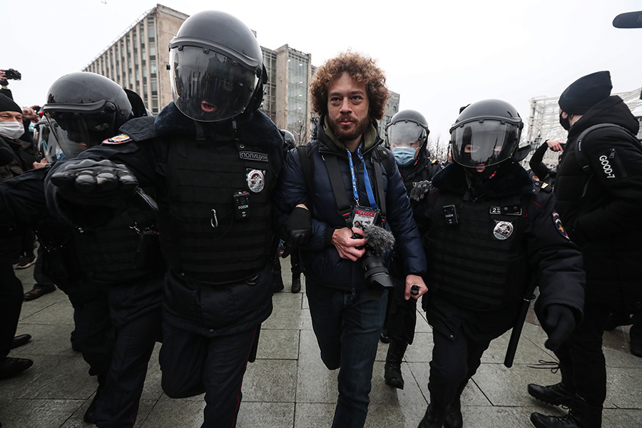 На Пушкинской площади задержали блогера Илью Варламова, после проверки документов его отпустили