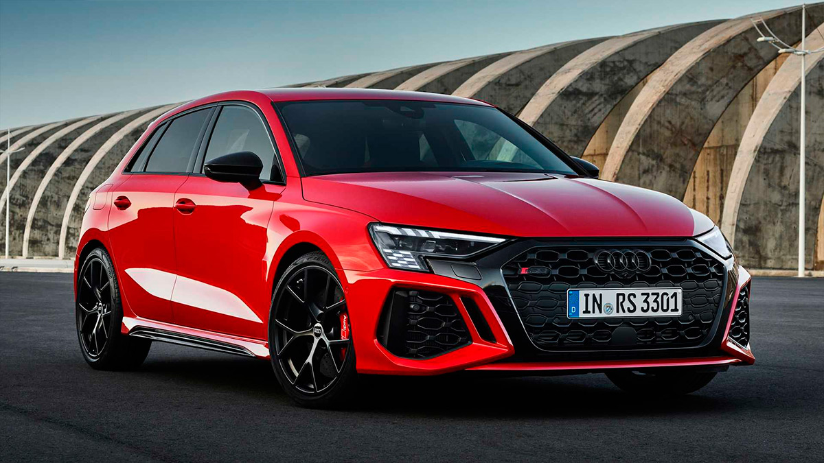 Audi представила новые хэтчбек и седан RS3 с 400-сильным мотором