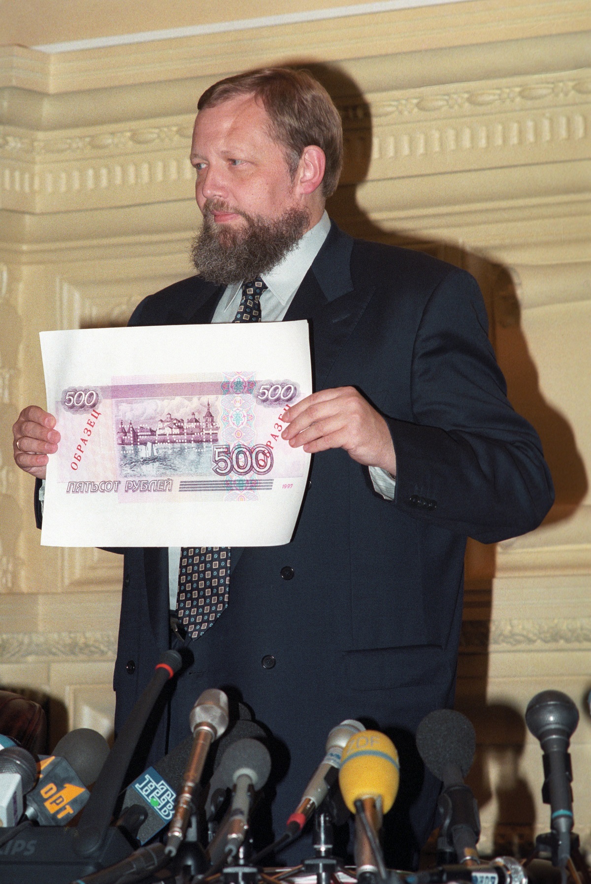 4 августа 1997 года. Председатель Центробанка Сергей Дубинин демонстрирует изображение купюры нового образца