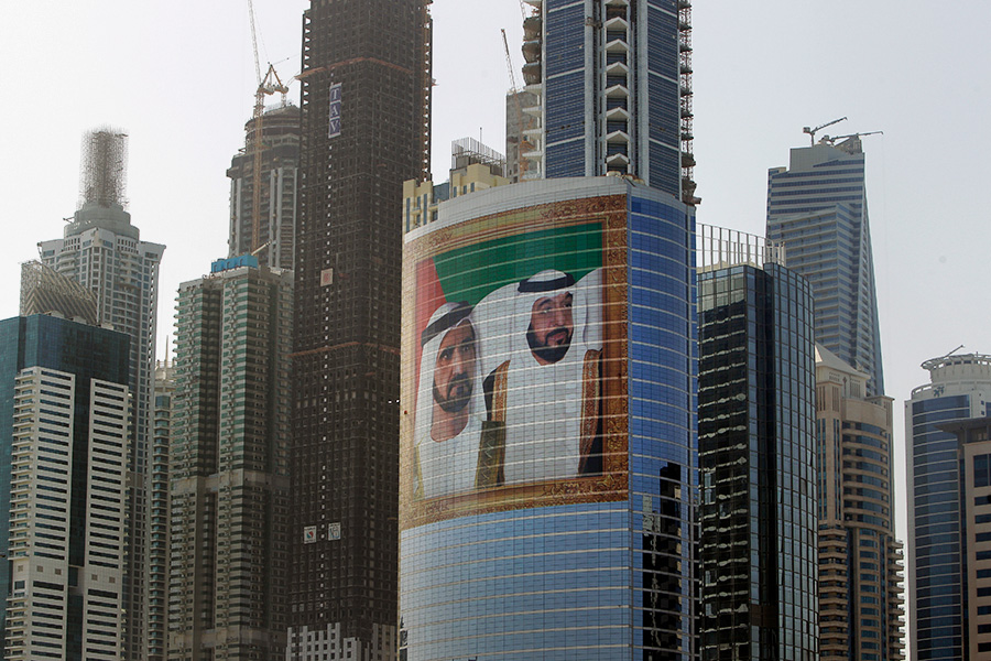 Изображение премьер-министра ОАЭ&nbsp;Мохаммеда&nbsp;бин Рашида Аль&nbsp;Мактума&nbsp;и Халифы&nbsp;бин Заида&nbsp;Аль&nbsp;Нахайяна&nbsp;украшает башню в Интернет-Сити, Дубай, 9 марта 2011 г.
