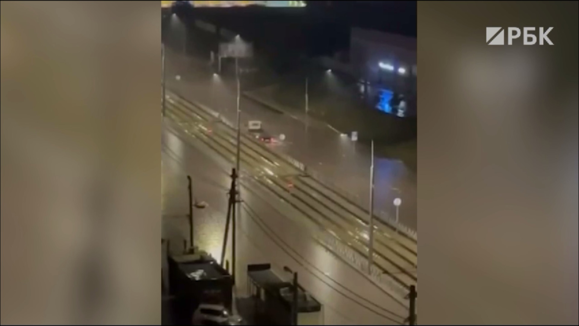 На лодке по улице: последствия сильных дождей в Краснодаре. Видео