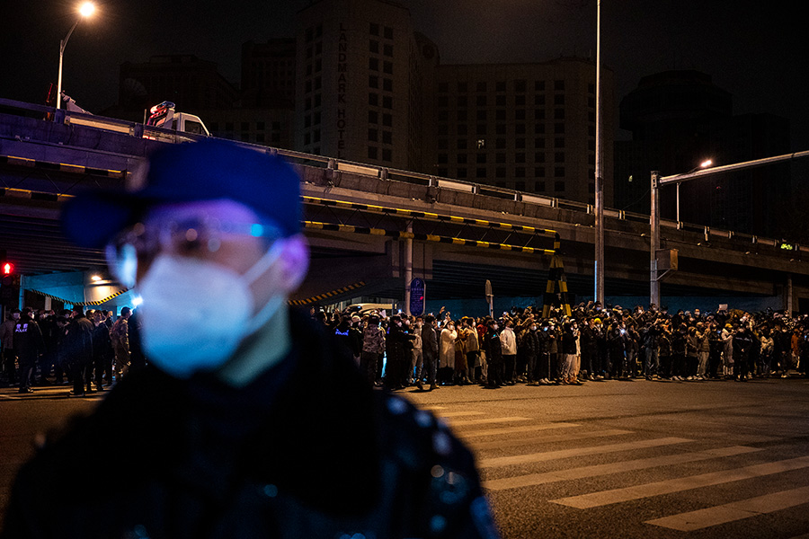 На фото: Пекин, Китай, 28 ноября

По данным The Guardian, протесты из-за пожара и осложненных ковидными ограничениями работ по его ликвидации начались в пятницу, 25 ноября, в столице Синьцзяна Урумчи. Толпы скандировали &laquo;прекратите блокировку&raquo;, призывая снизить ограничения в стране