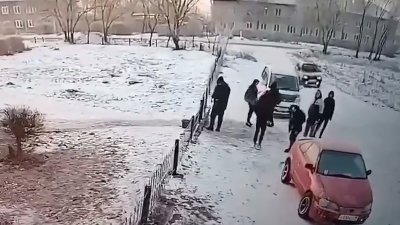Машина протаранила группу студентов в Хакасии. Видео