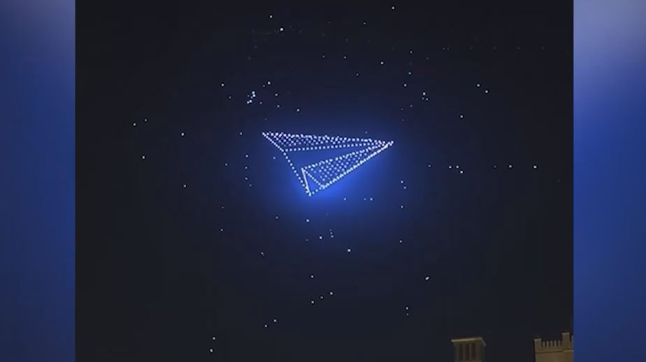 Дуров устроил шоу дронов в ночном небе Дубая