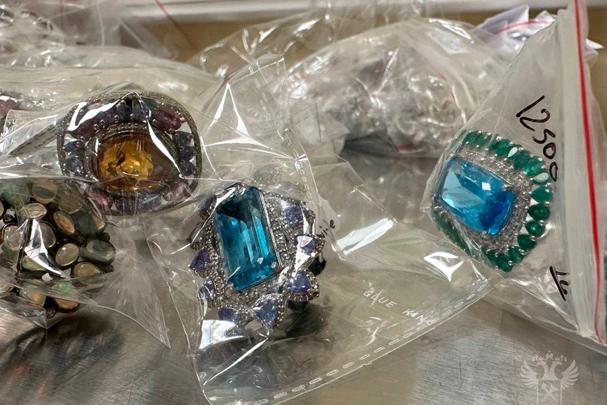 Украшения, конфискованные у пассажира из Бахрейна