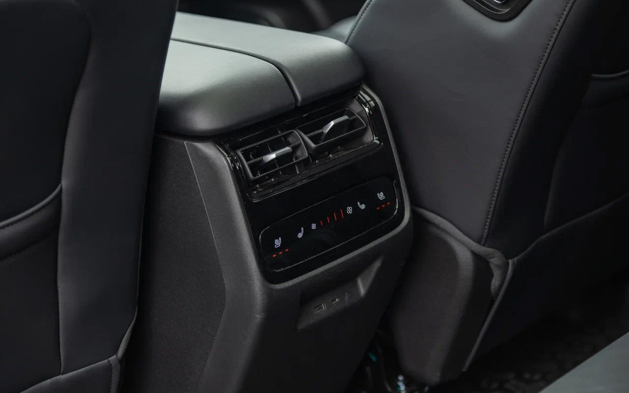 Обитателям второго ряда в&nbsp;Chery Tiggo 9 отдельной климатической зоны не досталось. Воздуховоды есть, спасибо и на том!