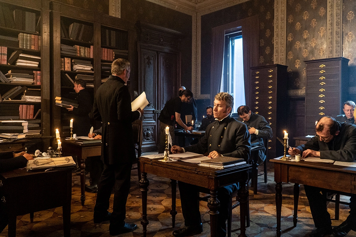 Режиссер Клим Шипенко снял ролик для ВТБ по мотивам гоголевской «Шинели»