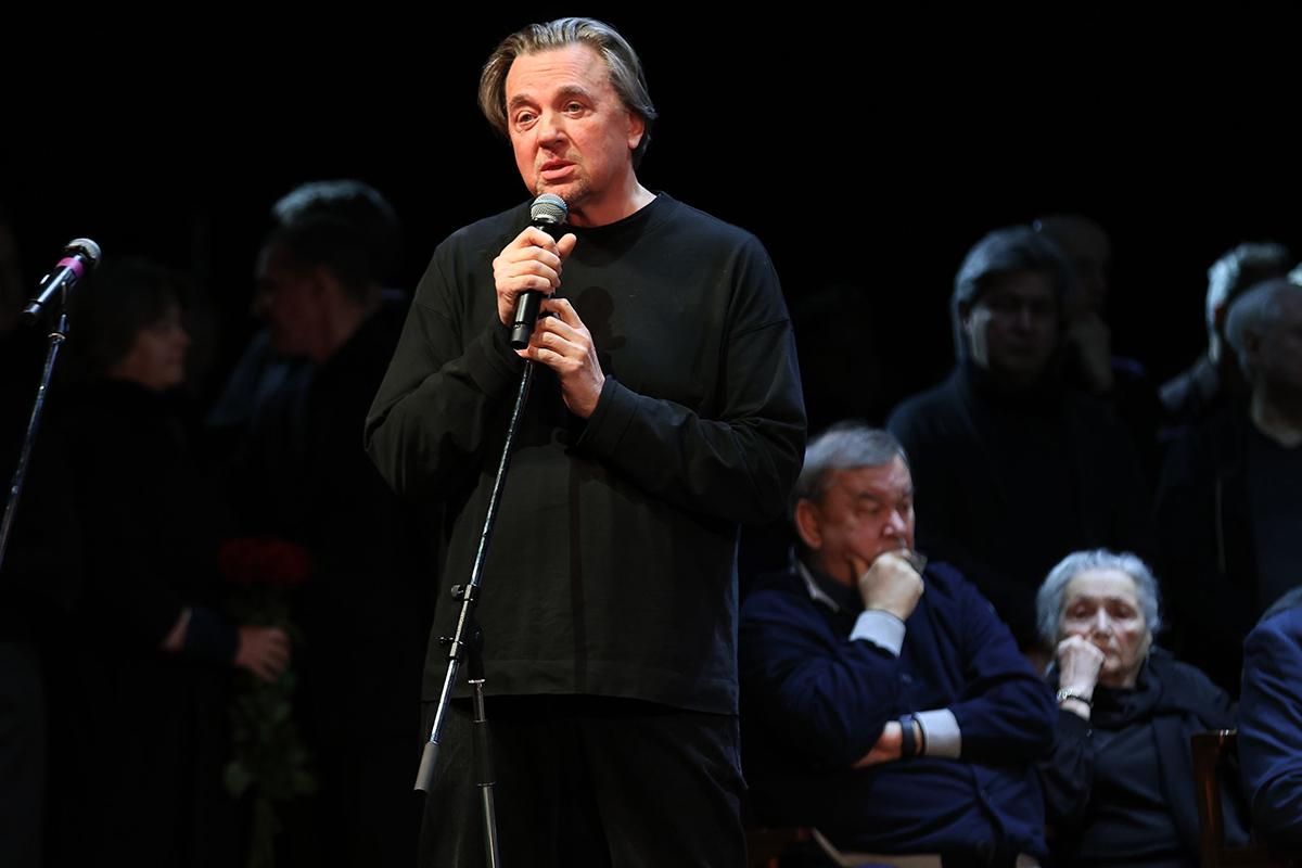 Константин Эрнст во время церемонии прощания с ректором Школы-студии МХАТ, заслуженным артистом РФ Игорем Золотовицким в МХТ имени А.П. Чехова