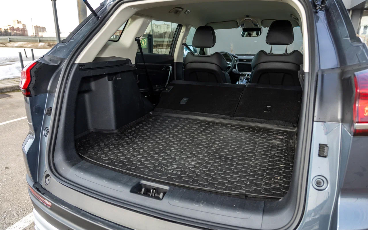 При трансформации «трюма» Belgee X70 пол получается с небольшой ступенькой, не полностью ровный 