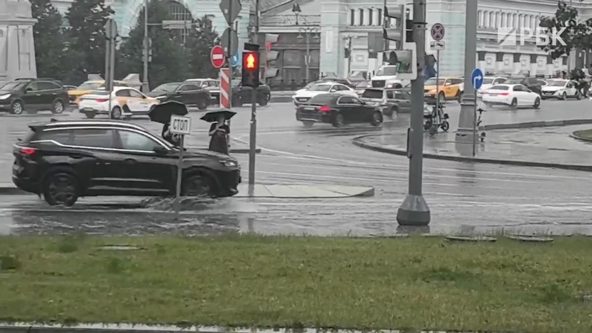 Синоптик рассказала, когда закончится ливень в Москве