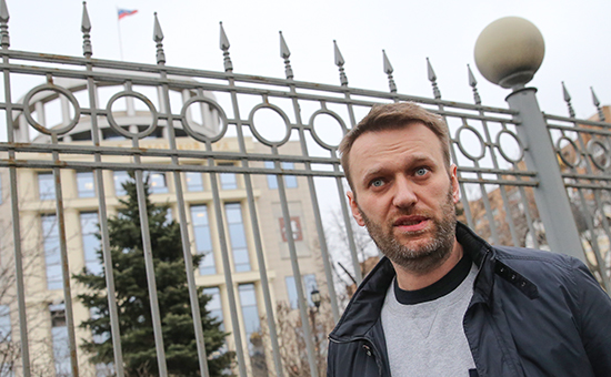 Оппозиционер Алексей Навальный у здания Мосгорсуда, 2015 год
