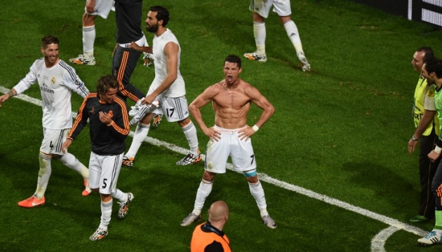 «Реал» переиграл «Атлетико» в финале Лиги чемпионов УЕФА. Уступая по ходу матча 0:1, «Королевский клуб» смог спасти встречу и победить со счетом 4:1. Сильнейший турнир Европы «Реал» покорил уже в 10-й раз в своей истории. Фото - AFP.