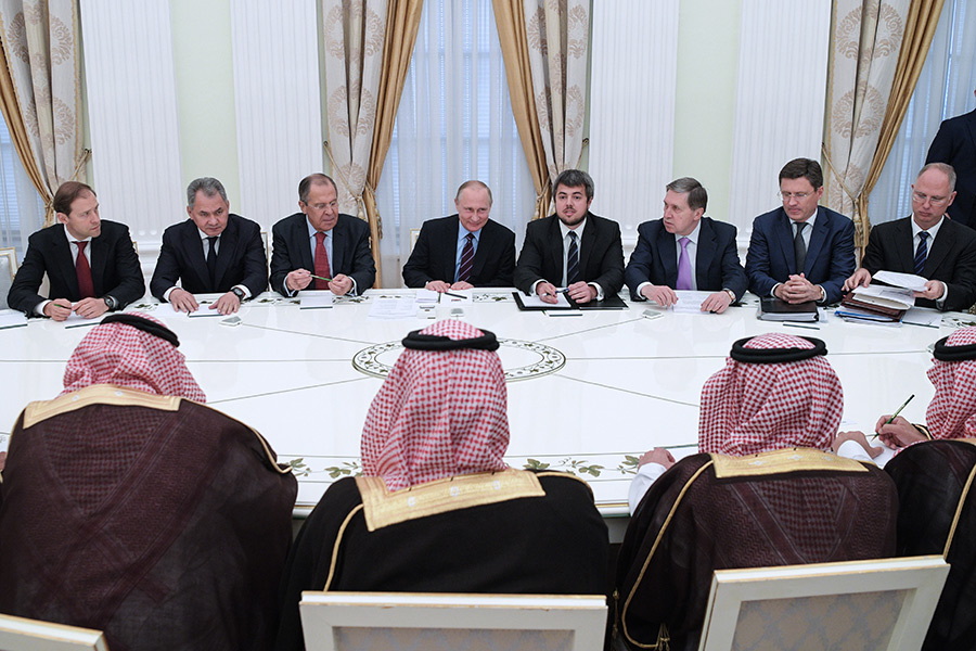 Владимир Путин во&nbsp;время встречи с заместителем наследного принца, министром обороны Саудовской Аравии Мухаммедом бен Сальманом аль-Саудом в&nbsp;Кремле