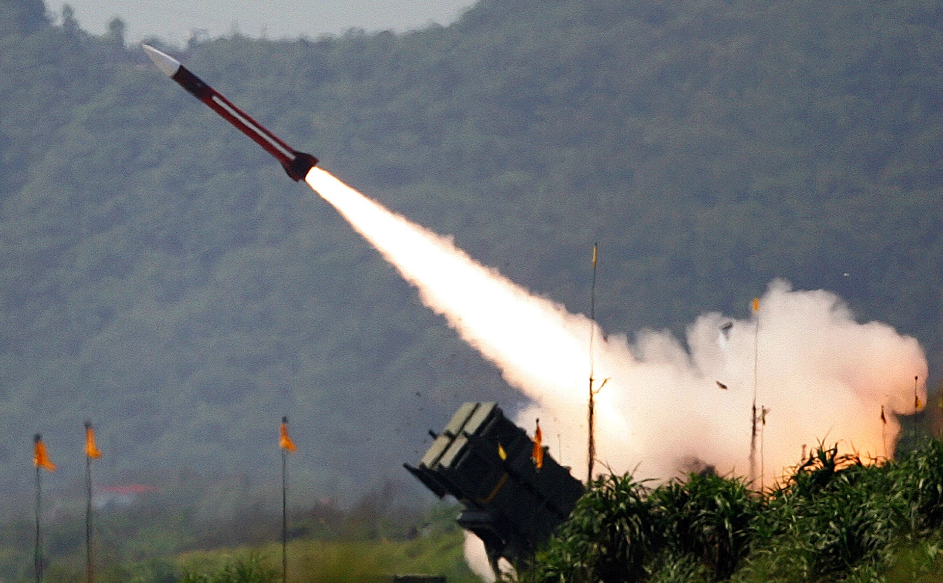 Пуск ракеты ЗРК MIM-104 Patriot