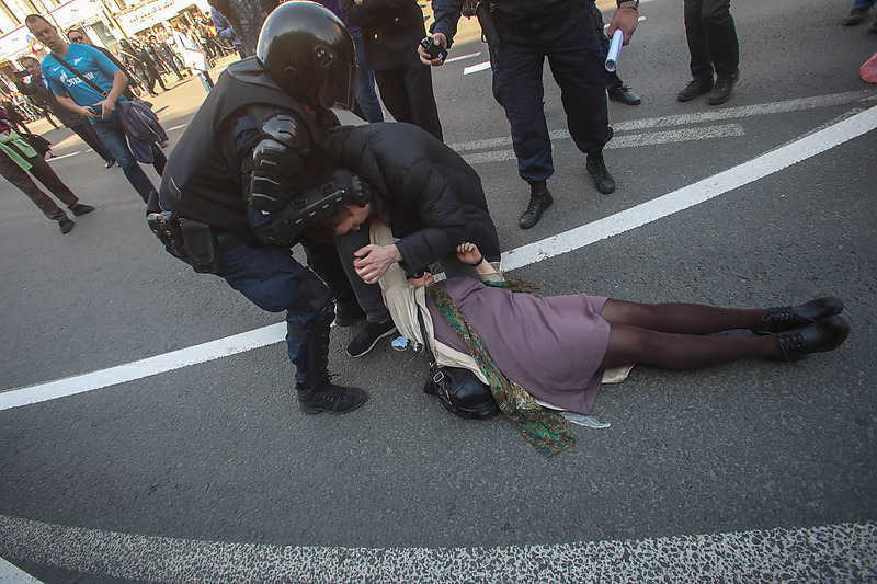 ​Полиция задерживает участников первомайской демонстрации в Петербурге