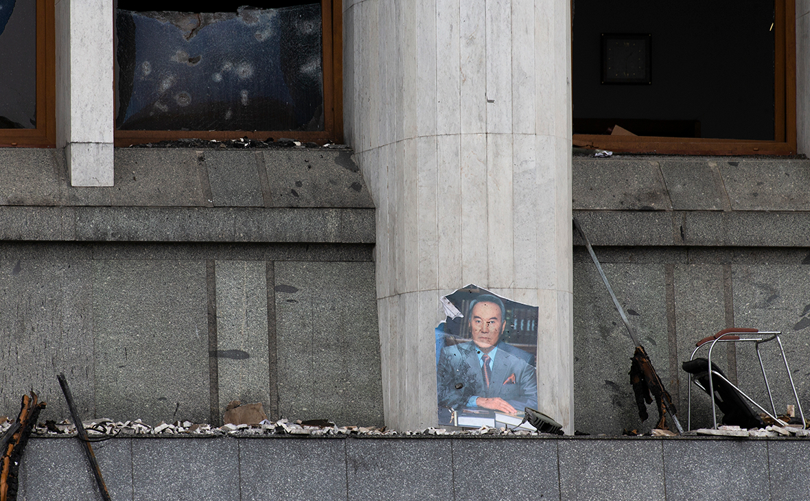 Портрет Нурсултана Назарбаева у здания мэрии после столкновений на центральной площади