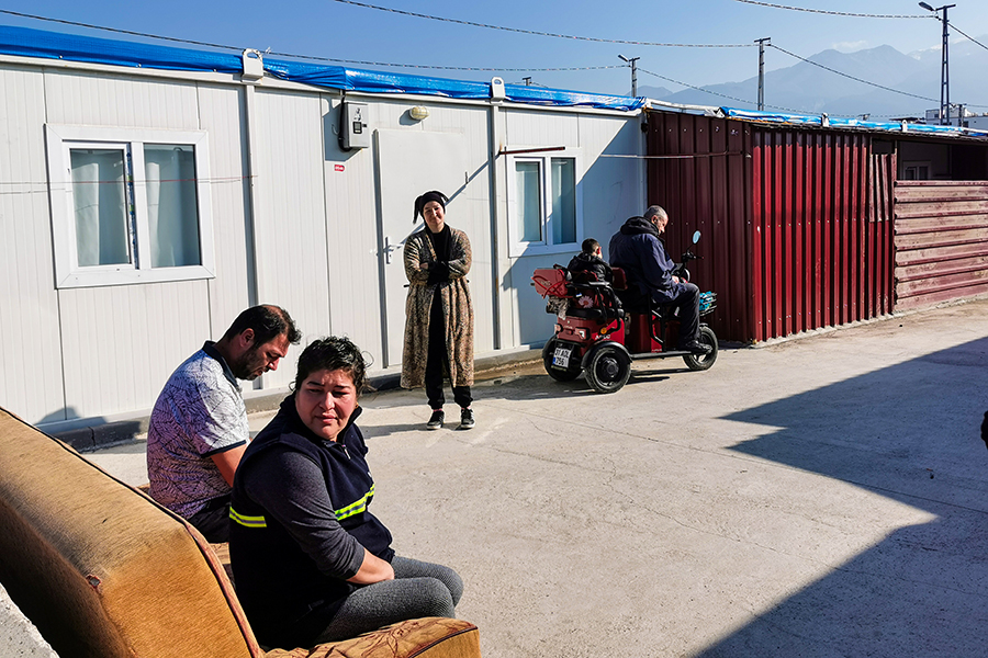 Жители контейнерного городка в Искендеруне