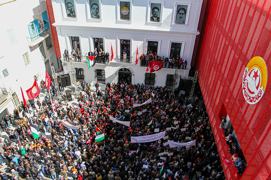 Митинг в штаб-квартире Всеобщей тунисской конфедерации труда. Некоторые участники акции пришли с палестинскими флагами в знак поддержки сектора Газа.