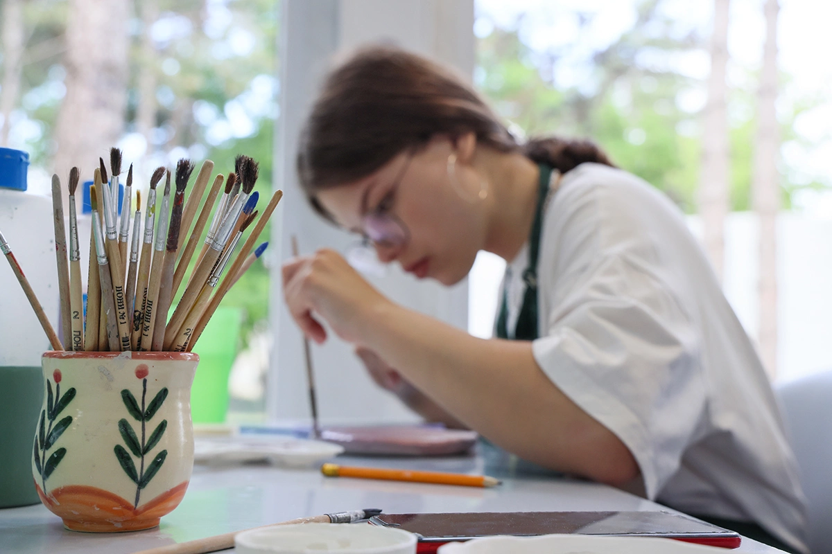 <p>&nbsp;Девочка во время занятия по росписи керамики во всероссийском детском центре &laquo;Смена&raquo;</p>