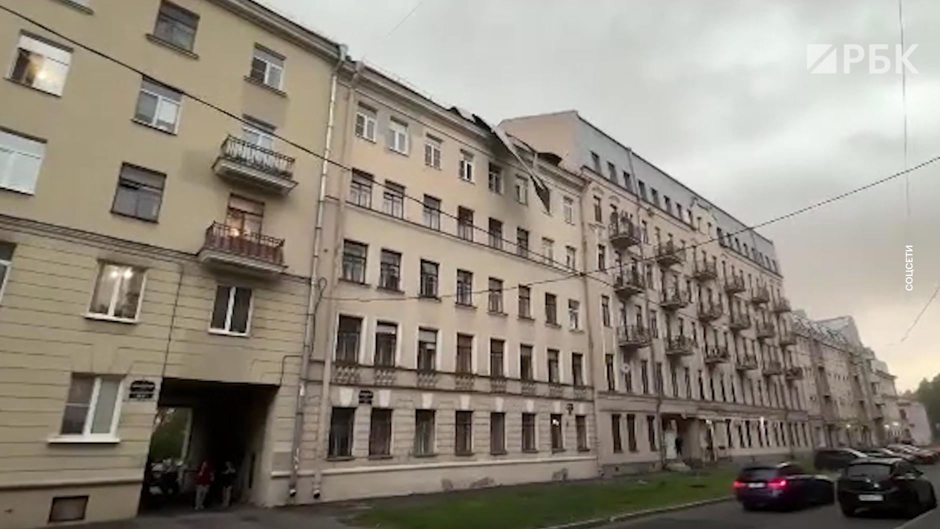 В Петербурге из-за ветра и ливня упал башенный кран. Видео