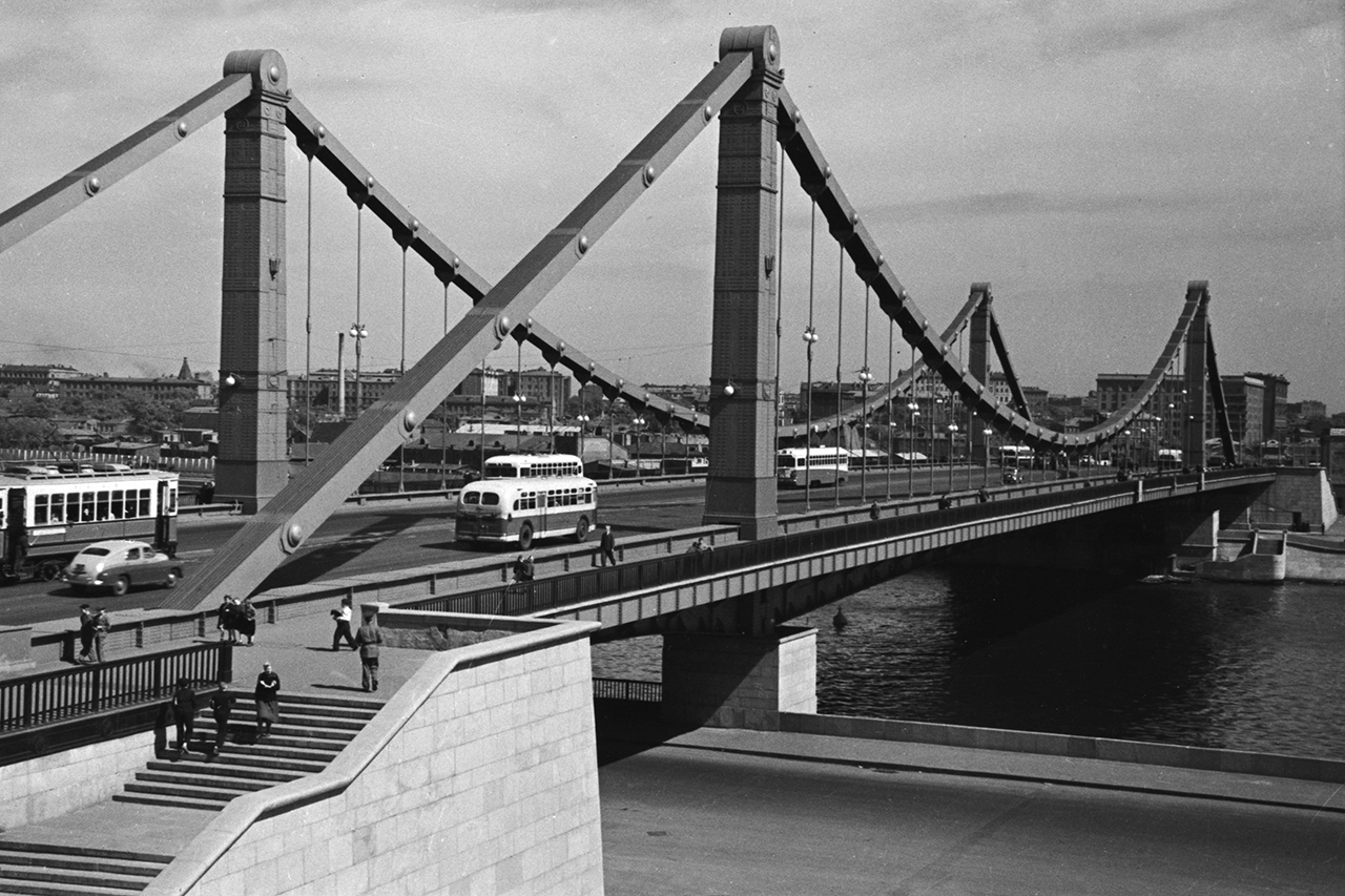 <p>СССР. Москва. Лето, 1950 год. Крымский мост через Москву-реку. Точная дата съемки не установлена</p>