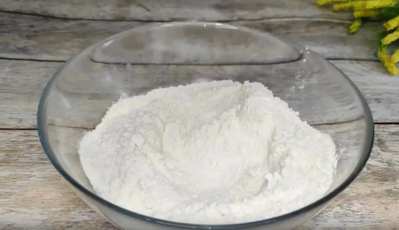 Соедините муку, сахар и разрыхлитель