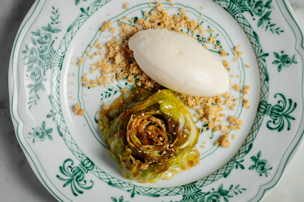 Тарт татен из капусты, крамбл и соленая карамель