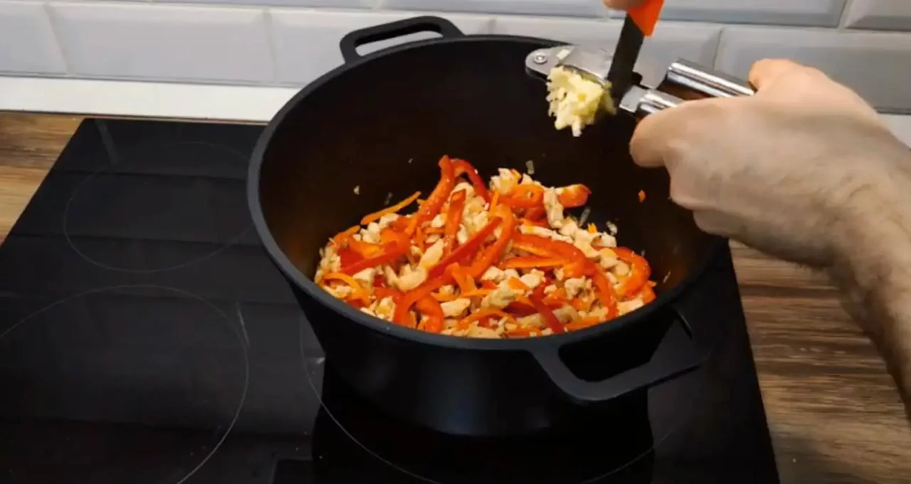 Пропустите чеснок через пресс