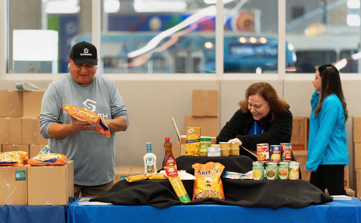 Волонтёры готовят наборы с бесплатной едой в продовольственном пункте, организованном для сотрудников Управления транспортной безопасности и других федеральных служащих в международном аэропорту Миннеаполис-Сент-Пол, США, 29 октября 2025&nbsp;г.