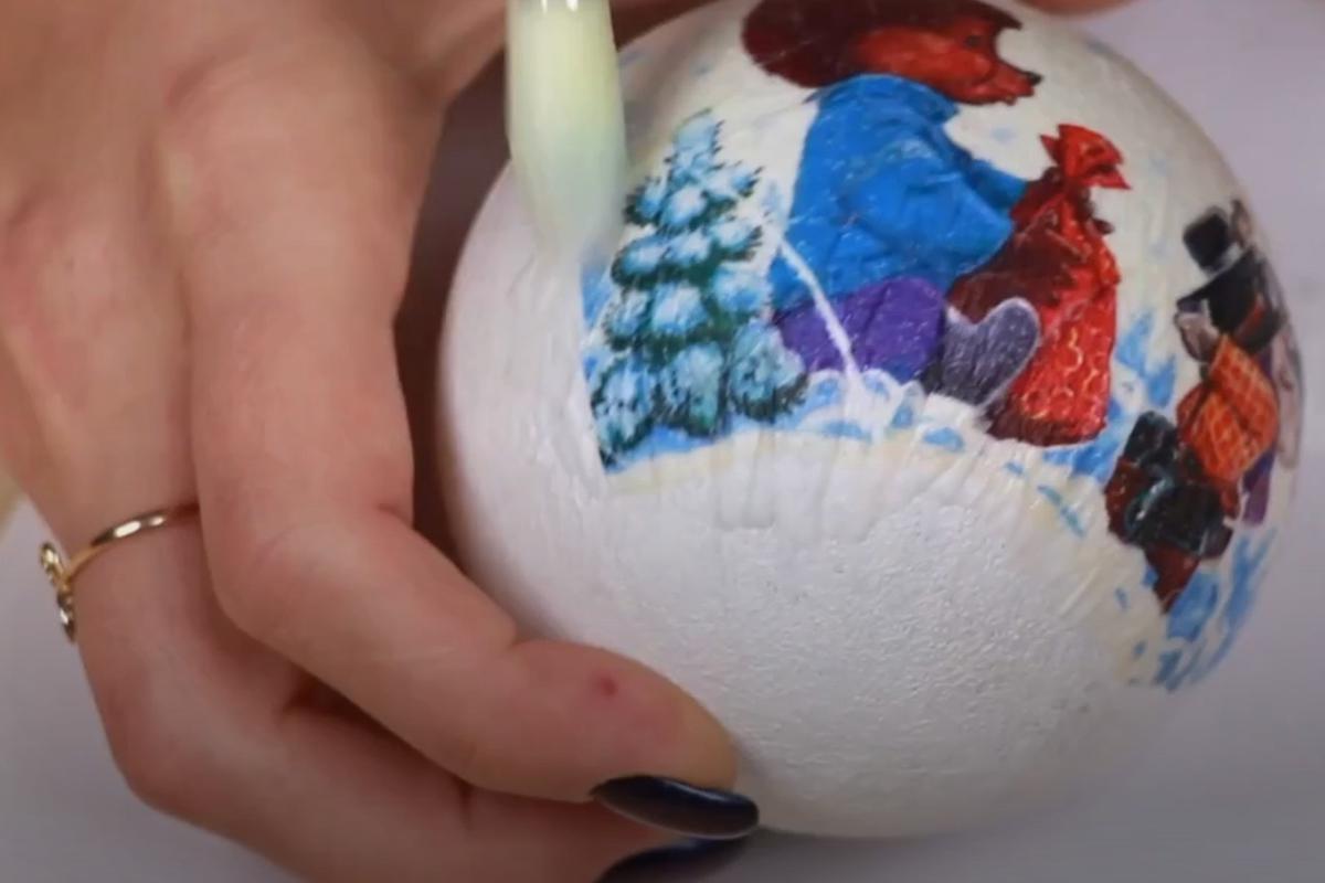 Как сделать новогодний шар в технике декупаж